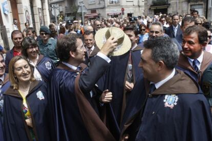 Feijóo, con sombrero, rodeado por Guerra (a la derecha) Juárez, y detrás de él, Hernández y Quintana, en la última Festa do Albariño.