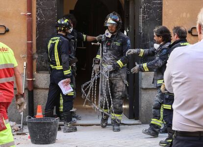 Bomberos trabajan en el interior del edificio.