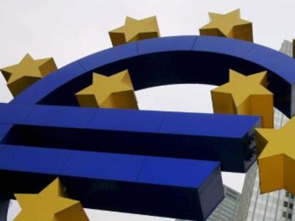 Una escultura del s&iacute;mbolo del euro ante la sede del Banco Central Europeo en Fr&aacute;ncfort (Alemania).
