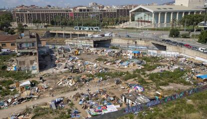 Las excavadoras destruyendo el campamento 