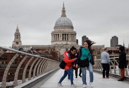 Peatones luchan contra los fuertes vientos en el Puente del Milenio, cerca de la Catedral de San Pablo en el centro de Londres.