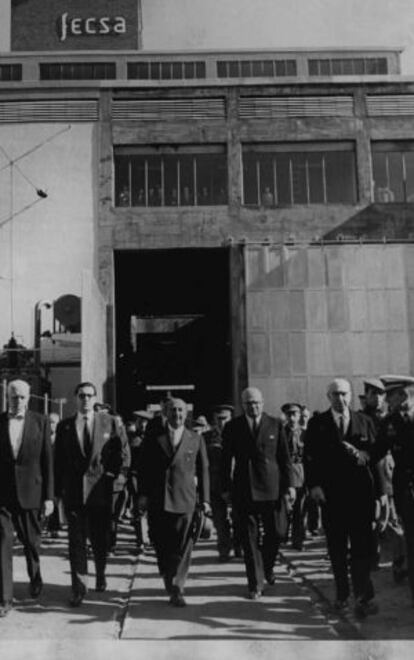 Visita del dictador Francisco Franco (tercero por la izquierda) a la sede de la compañía Fecsa, propiedad de Juan March.