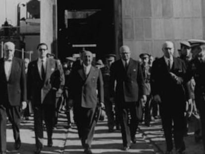 Visita del dictador Francisco Franco (tercero por la izquierda) a la sede de la compañía Fecsa, propiedad de Juan March.