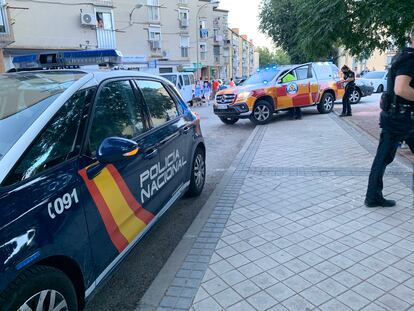 Samur y Policía Nacional atienden al herido en la calle Maquinaria.