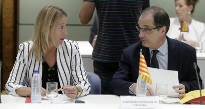 Neus Munt&eacute; (i), durante la Conferencia Sectorial de Inmigraci&oacute;n.