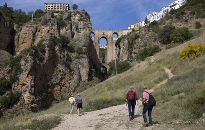 Turistas pasean por Ronda, Málaga.