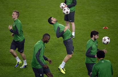 Los jugadores del Celtic se ejercitan en el Camp Nou.