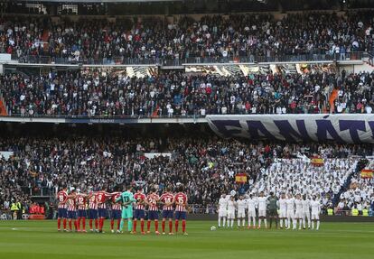 Los jugadores del Atlético de Madrid y del Real Madrid, antes de disputarse el derbi.