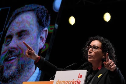 Marta Rovira, en el cierre de campaña de ERC, con la imagen de Junqueras de fondo.