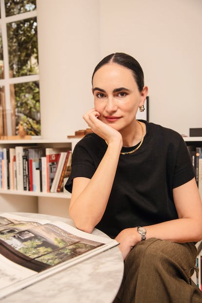 La arquitecta en su estudio de la Ciudad de México, con piezas de joyería de Cartier.