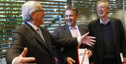 Juncker bromea con Gabriel (en el centro) durante la presentación del libro del ministro alemán.