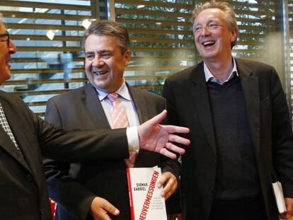 Juncker bromea con Gabriel (en el centro) durante la presentación del libro del ministro alemán.