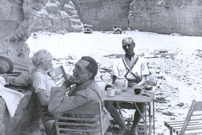 Leo Frobenius, en primer plano, en un descanso durante sus excavaciones, imagen que ilustra el artículo <i>El profesor Frobenius en Madrid</i>, en <i>El Sol</i>, 1936.