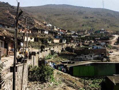 Asentamiento en Lima, Per&uacute;. Actualmente, 113,4 millones de personas viven en tugurios informales en sectores urbanos de Latinoam&eacute;rica. 