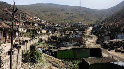 Asentamiento en Lima, Per&uacute;. Actualmente, 113,4 millones de personas viven en tugurios informales en sectores urbanos de Latinoam&eacute;rica. 