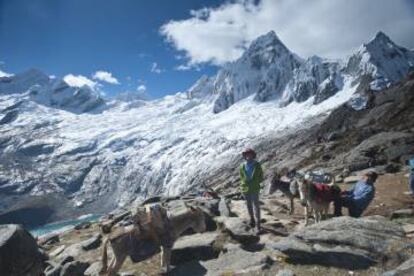 Cerca del paso de Punta Unión (4.760 metros), en el trekking clásico por el valle de Santa Cruz, en la Cordillera Blanca (Perú).