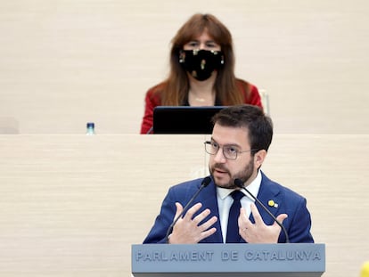 Pere Aragonès, candidato de ERC a la presidencia de la Generalitat, y Laura Borràs, dirigente de Junts y presidenta del parlamento catalán.