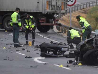 La Guardia Civil de Tráfico delimita un perímetro en la carretera CL-605, en Anaya (Segovia), tras un accidente de tráfico, el 1 de septiembre.