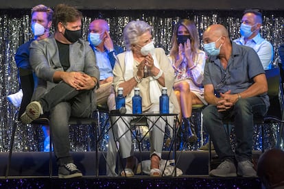 La actriz Lola Herrera junto a Carlos Latre y Pepe Viyuela, durante la presentación de la nueva temporada del grupo Pentación en el Teatro La Latina en Madrid.