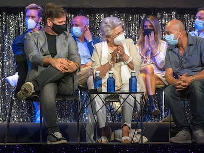 La actriz Lola Herrera junto a Carlos Latre y Pepe Viyuela, durante la presentación de la nueva temporada del grupo Pentación en el Teatro La Latina en Madrid.