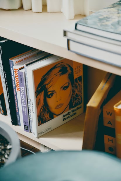 Un libro sobre las polaroids de Warhol de la colección de Laddaga.