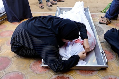 Una mujer llora junto al cadáver de un familiar, este miércoles en la morgue del hospital Nasser, en Jan Yunis. 