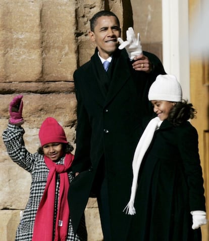 El entonces senadora Barack Obama, acudió acompañado de sus hijas Sasha y Malia (derecha), el día que anuncó que se iba a presentar a la carrera por la presidencia de Estados Unidos. Esta es una de las primeras imágenes de las hermanas Obama, era febrero de 2007.