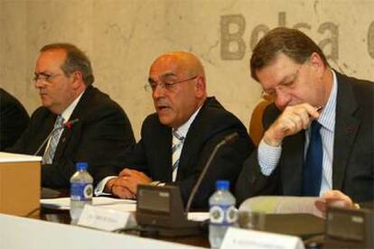 Carlos Etxepare, presidente de la Kutxa; Gregorio Rojo, de Caja Vital y Xabier de Irala, de BBK.