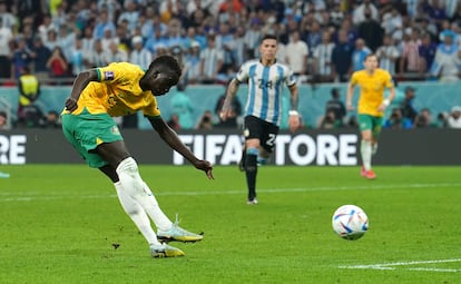 El australiano Garang Kuol dispara a puerta en la acción más clara de su selección frente a Argentina. 