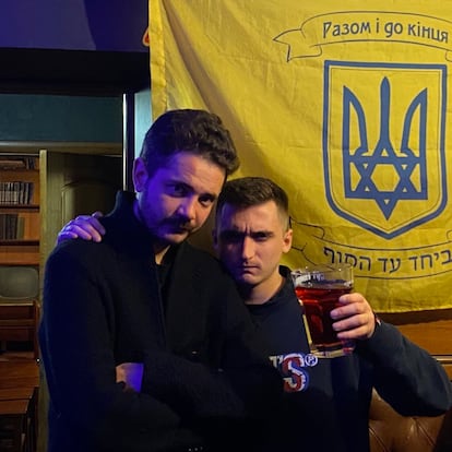 Ananich, en su bar favorito de Kiev, con el dueño, unas semanas antes de la guerra.  