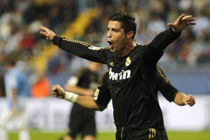 Cristiano celebra uno de sus tres goles en La Rosaleda.
