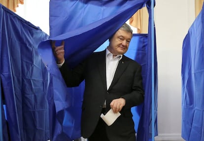 El presidente de Ucrania, Petro Poroshenko, depositó su voto en un colegio electoral en Kiev.