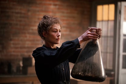 Rosamund Pike interpreta a Marie Curie en la película ‘Madame Curie’, inspirada en el cómic ‘Radiactivo’.