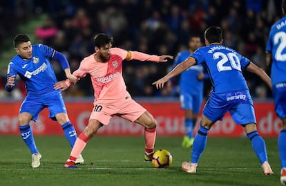 Messi, rodeado de varios rivales durante el Getafe-Barcelona del domingo.