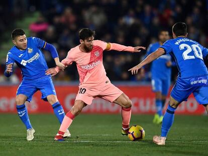 Messi, rodeado de varios rivales durante el Getafe-Barcelona del domingo.