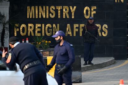 Agentes montan guardia en el Ministerio de Exteriores de Pakistán en Islamabad, este jueves. 