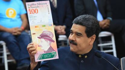 Nicolás Maduro muestra el jueves la imagen de un billete.