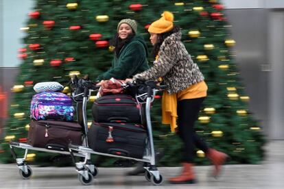 Dos mujeres en el aeropuerto de Gatwick (Londres), ayer.