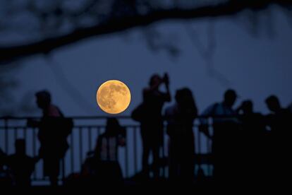 El brillo de la 'superluna' ilumina la noche de Manhattan. Se denomina superluna a aquella luna llena que se encuentra en uno de los puntos más cercanos a la Tierra en el recorrido de su órbita (No más lejos de un 10 por ciento de la distancia menor).