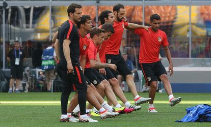Los jugadores del Atlético de Madrid realizan unos ejercicios durante el entrenamiento.