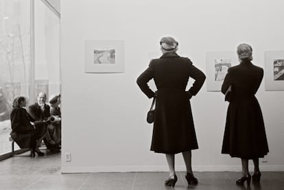 Museo. Mujeres mirando obras de arte, sin fecha.