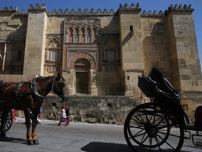 Coches de caballos frente a la mezquita de Córdoba. 