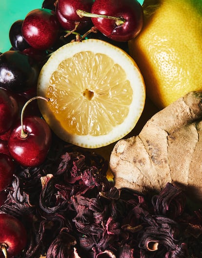 Cerezas, jengibre, hibisco y limón frescos.