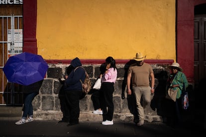Ciudadanos esperan bajo el sol para poder votar en una casilla especial en Xochimilco, este domingo.