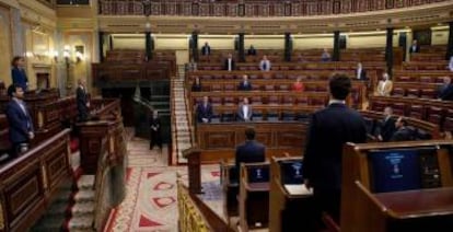 El presidente del Gobierno, Pedro Sánchez (i, abajo); el vicepresidente segundo, Pablo Iglesias (2i, abajo), y el resto de asistentes guardan un minuto de silencio por las víctimas del coronavirus.