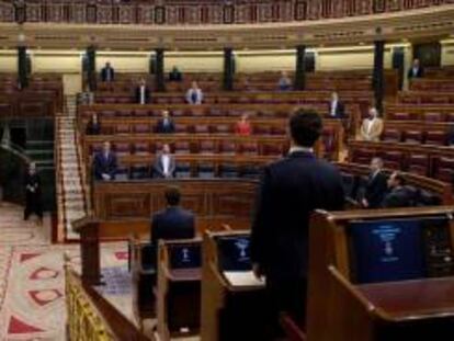 El presidente del Gobierno, Pedro Sánchez (i, abajo); el vicepresidente segundo, Pablo Iglesias (2i, abajo), y el resto de asistentes guardan un minuto de silencio por las víctimas del coronavirus.