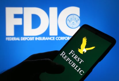 Infografía con el logotipo del banco First Republic y las siglas de la Corporación Federal de Garantía de Depósitos estadounidense (FDIC).