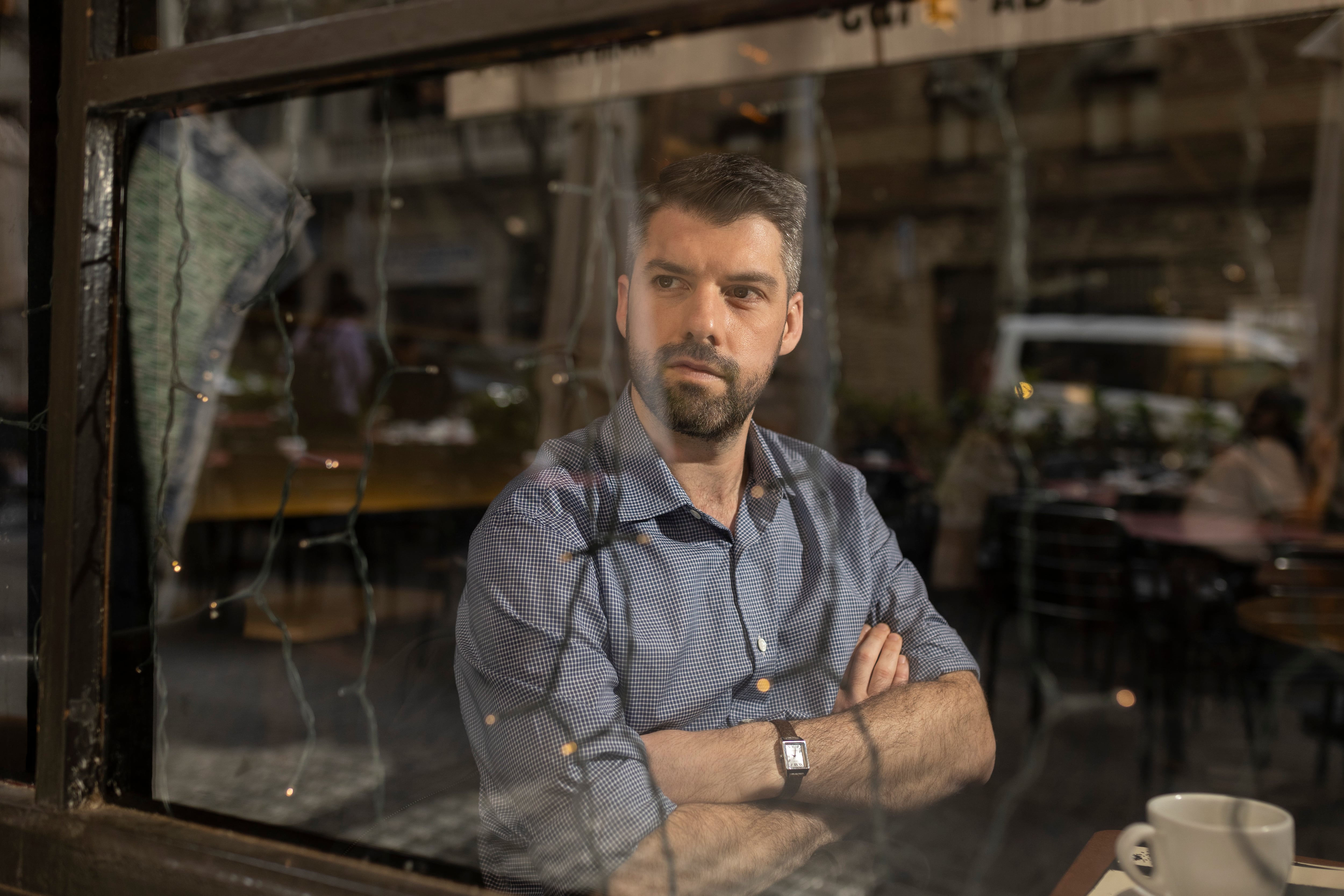 El cineasta y escritor David Moragas en el Cafè Adonis, en Barcelona, donde escribió la novela 'Fervor' y el guion de 'Un altre home'.