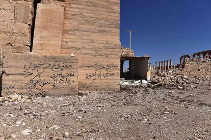 En el muro de entrada del Templo Bel de Palmira, de 2000 años de antigüedad y dinamitado por ISIS el pasado mes de agosto, se lee una pintada en árabe: “Prohibida la entrada. El Estado Islámico".