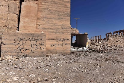 En el muro de entrada del Templo Bel de Palmira, de 2000 años de antigüedad y dinamitado por ISIS el pasado mes de agosto, se lee una pintada en árabe: “Prohibida la entrada. El Estado Islámico".